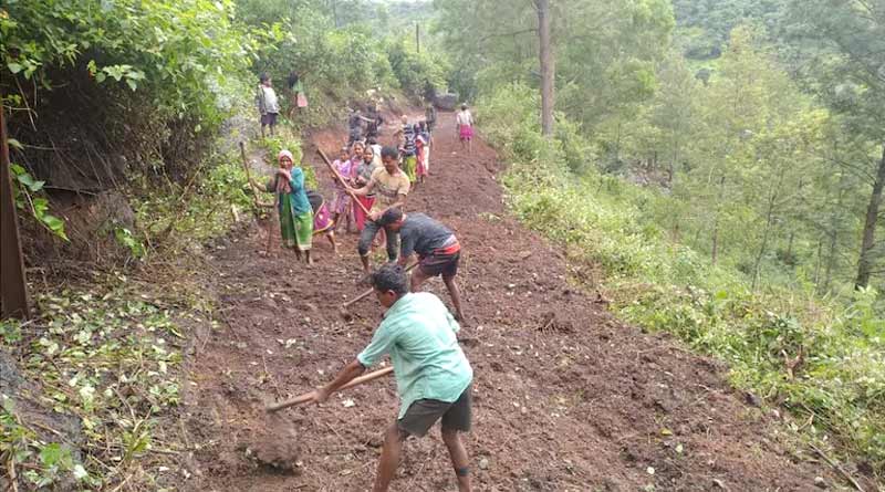 স্বাধীনতার ৭৩ বছর পরও উদাসীন প্রশাসন, গয়না বিক্রির টাকা দিয়ে রাস্তা বানাচ্ছেন গ্রামবাসীরাই