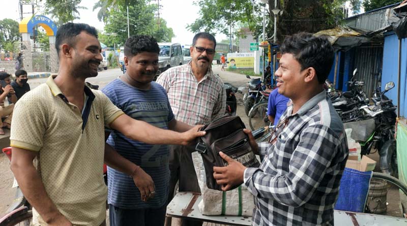 সংকটকালেও সততার নজির, টাকাভরতি হারানো ব্যাগের মালিককে খুঁজে ফেরত দিলেন ২ যুবক