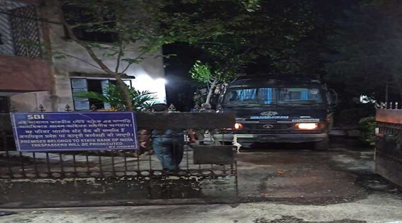 শিশুকন্যাকে নিয়ে তিনতলার বারান্দা থেকে ‘ঝাঁপ’ বধূর, কসবার ঘটনায় ঘনীভূত রহস্য