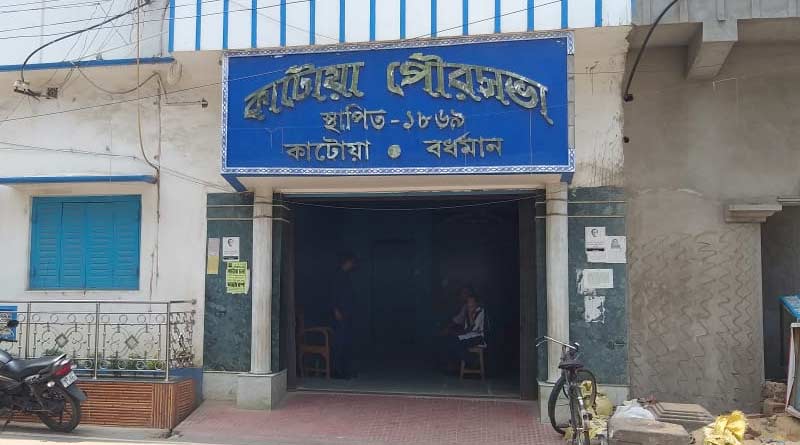 বকেয়ার অজুহাতে বর্ধমান ও কাটোয়া পুরসভার অ্যাকাউন্ট ফ্রিজ করল জিএসটি দপ্তর