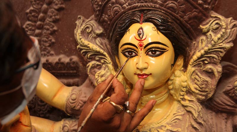 ফিকে উৎসবের রং, অটুট বাঙালির ঐতিহ্য, দেখুন মহালয়ায় তর্পণ ও কুমোরটুলির নানা ছবি