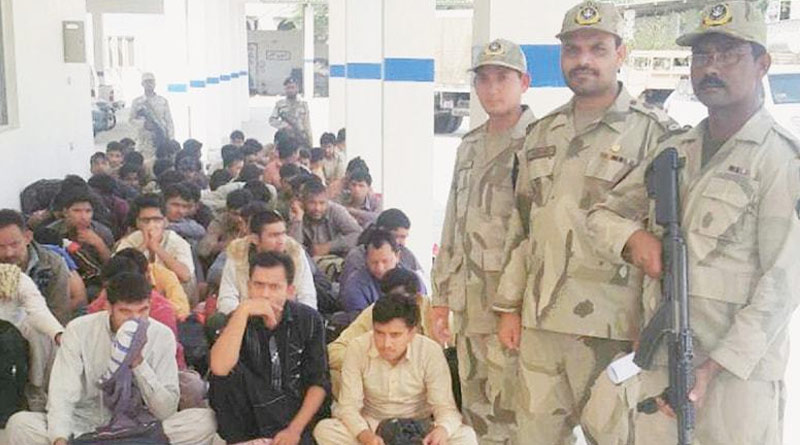 Iran deports hundreds of illegal Pakistani migrants