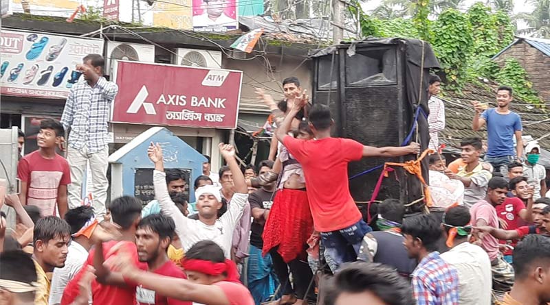 শিকেয় দূরত্ববিধি, ভাঙড়ে তৃণমূলের সভায় চটুল গানে উদ্দাম নাচ কর্মীদের!