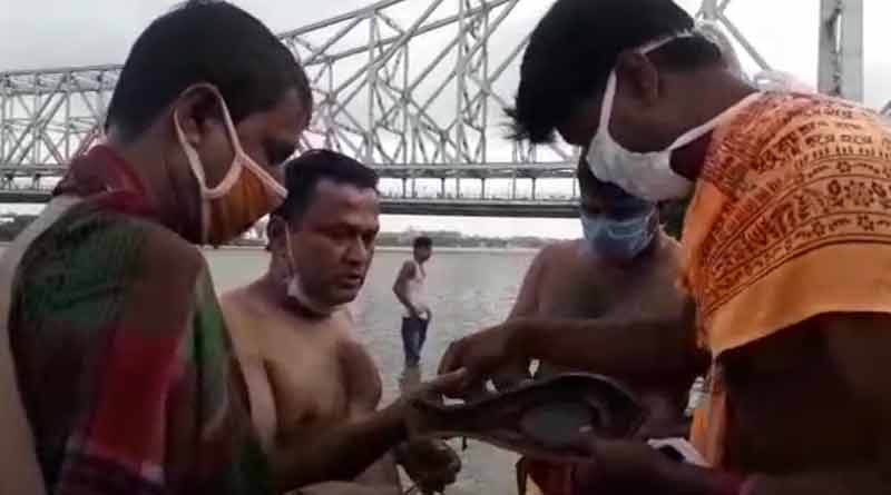 মহালয়ায় ভোর থেকেই গঙ্গার ঘাটে ঘাটে ভিড়, কোভিডবিধি মেনে চলছে তর্পণ