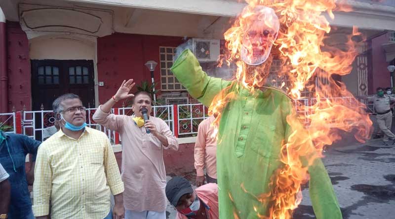 ‘বিক্রি করে দেওয়া হচ্ছে দেশের গর্ব’, রেল বেসরকারিকরণের প্রতিবাদে বিক্ষোভ তৃণমূলের