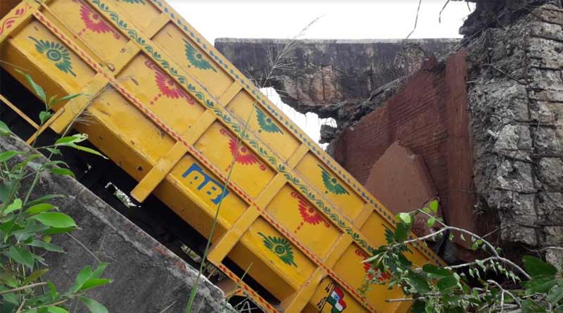 নিষেধাজ্ঞা উড়িয়ে মোরাম বোঝাই গাড়ি চলাচল, হুড়মুড়িয়ে ভেঙে পড়ল কংসাবাতী ক্যানালের সেতু