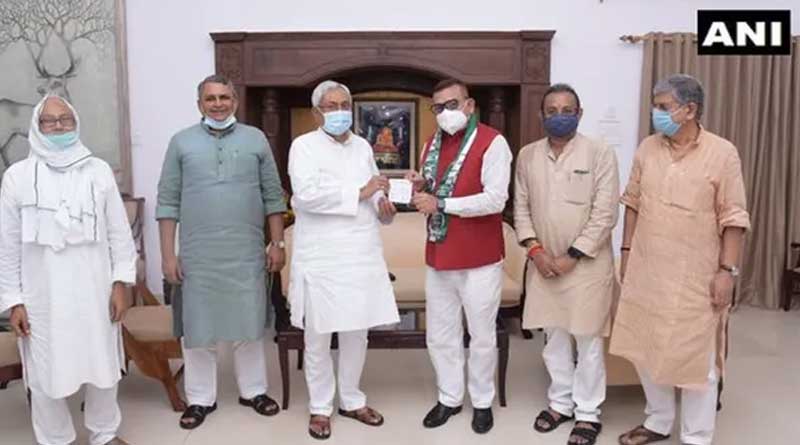 Former Bihar DGP Gupteshwar Pandey joins JDU at CM Nitish Kumar's residence news in Bengali | Sangbad Pratidin