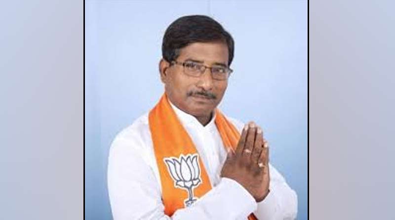 Agitation around BJP MP Jagannath Sarkar at Santipur, 'go back' slogan, TMC accussed | Sangbad Pratidin