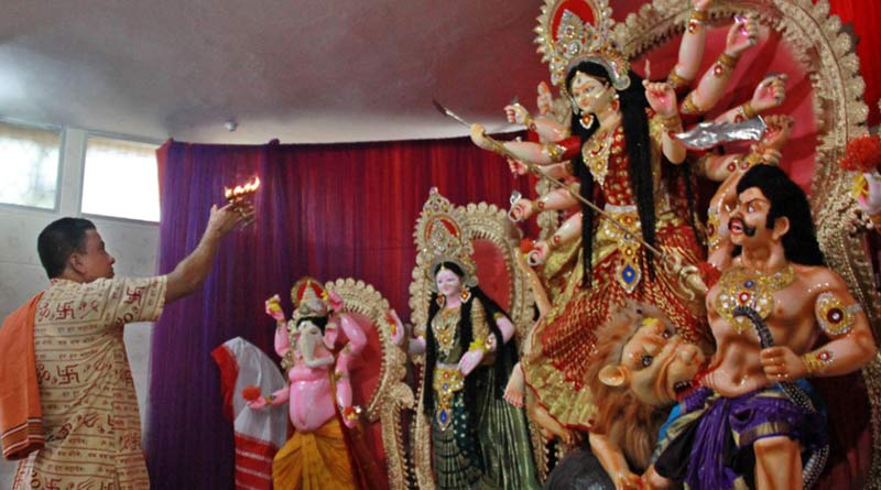 করোনা কাঁটায় রীতিতে কোপ, মহাষ্টমীতে ঢাকার কোথাও হল না কুমারী পুজো