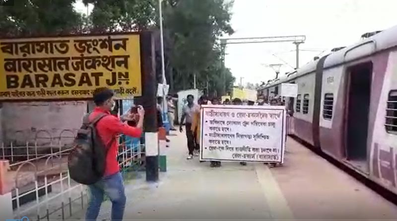 ৭ মাস ধরে বন্ধ, পুজোর আগে স্টেশনে দোকান খোলার দাবিতে হকার বিক্ষোভ বারাসতে