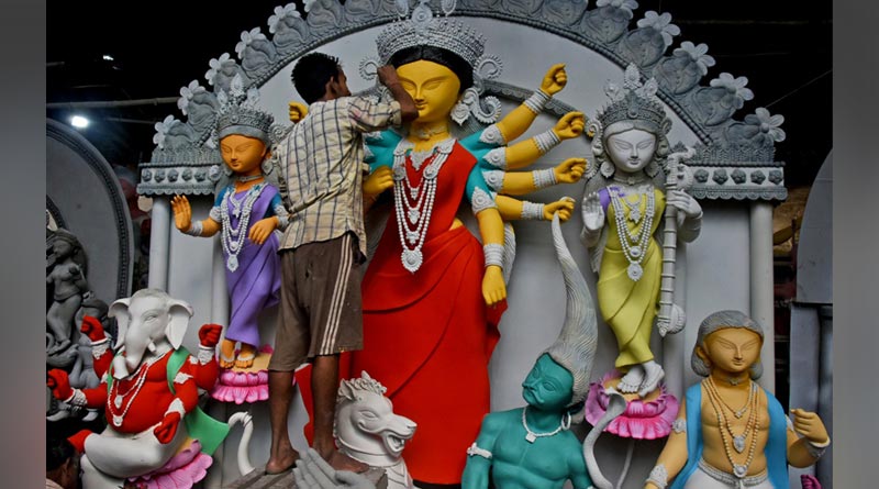 পুজো আসছে… কুমোরটুলিতে শেষ মুহূর্তের প্রস্তুতি, দেখে নিন মন ভাল করা ছবিগুলি