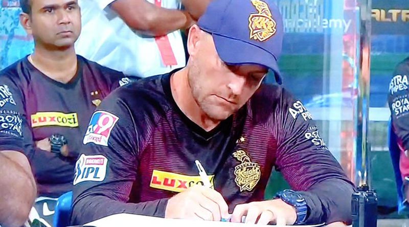দলের বিপর্যয়ের দিনও নোট নিতে ব্যস্ত! ম্যাককালামকে নিয়ে হাসাহাসি নেটদুনিয়ায়