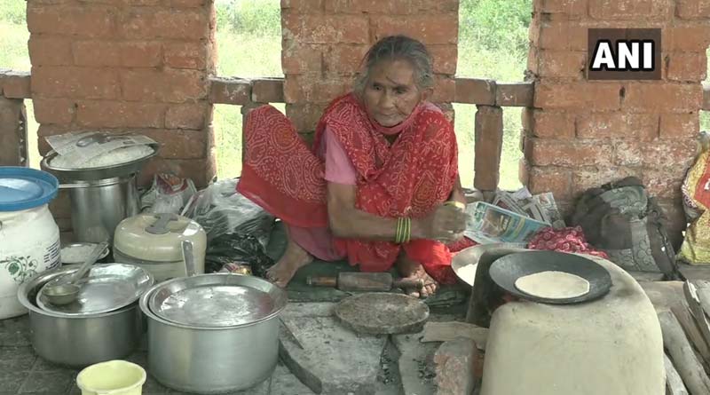করোনা কেড়েছে রোজগার, ‘রোটিওয়ালি আম্মা’র অসহায় যন্ত্রণা ছুঁয়েছে নেটিজেনদের মন