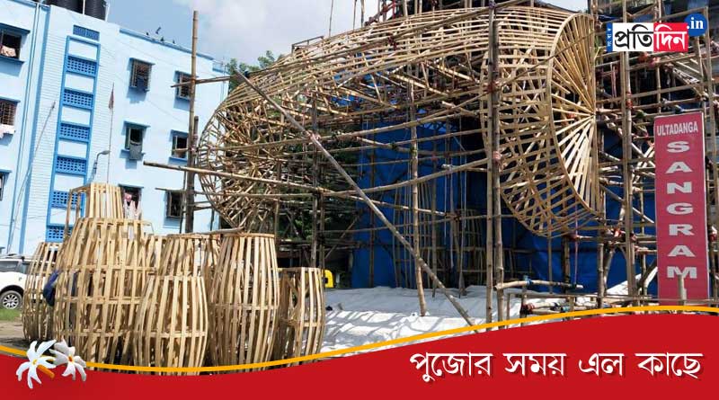 ঢাকিদের সম্মান জানিয়ে টাকডুম টাকডুম ঢাকের ছন্দেই সাজছে কলকাতার এই মণ্ডপ