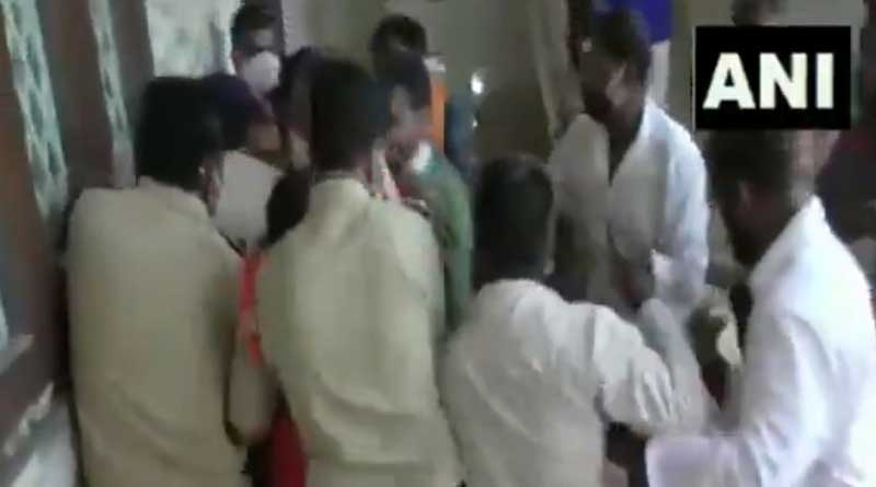 পুলিশের থেকে ১২ লাখ টাকা ছিনিয়ে পালালেন বিজেপি কর্মীরা! চাঞ্চল্যকর অভিযোগ তেলেঙ্গানায়