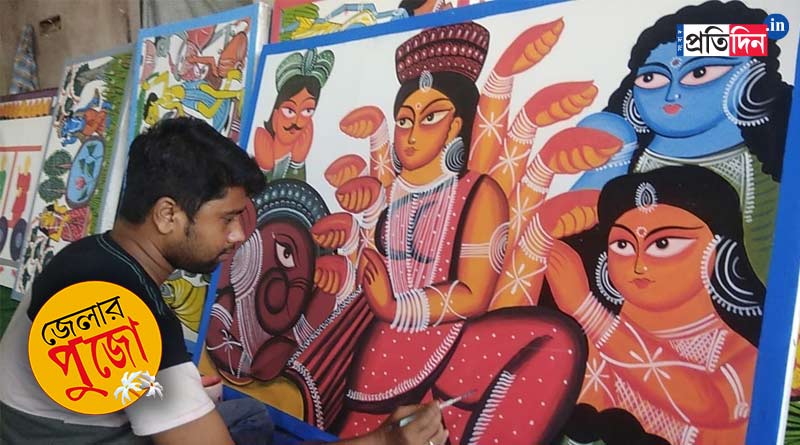 শারদোৎসবে সম্প্রীতির নজির, আজিজুলের তুলির টানে পটচিত্রে ফুটে উঠছেন মা দুর্গা