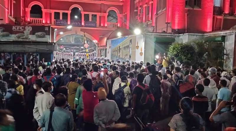 West Bengal news: Again agitation at Howrah station to board on Staff special train | Sangbad Pratidin