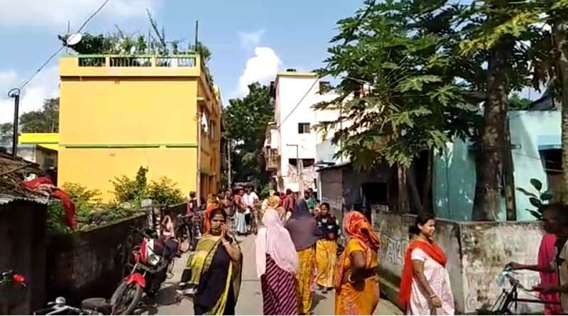 পরকীয়ায় বাধা দেওয়ায় মেয়ের সাহায্যে স্বামীকে ‘খুন’, রাগে বধূর চুল কেটে দিল উত্তেজিত জনতা