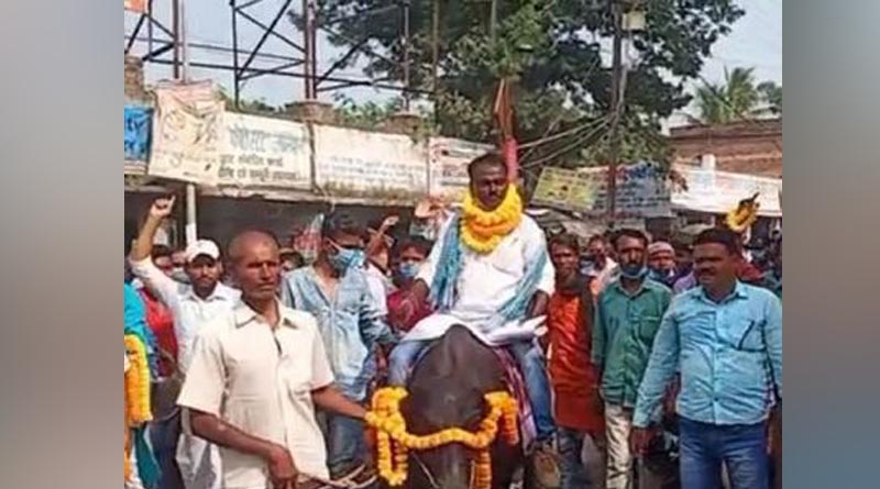 ব্যক্তিগত যানবাহন নেই, মোষের পিঠে চেপেই মনোনয়নপত্র জমা দিলেন বিহারের নির্দল প্রার্থী