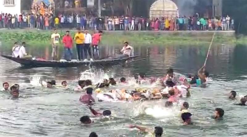 নৌকাডুবিতে মৃতদের পরিবারকে আর্থিক সাহায্যের আশ্বাস, মুর্শিদাবাদে বিসর্জনে জারি নয়া নিয়ম