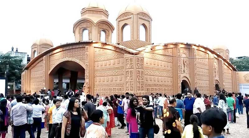 উৎসবের আমেজ, আবহাওয়ার উন্নতি হতেই ঢাকার মণ্ডপে মানুষের ঢল