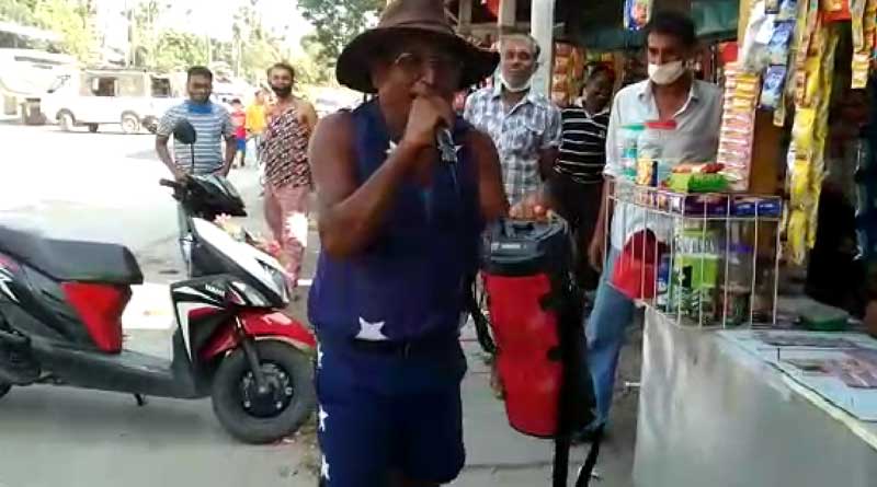 করোনার বিরুদ্ধে অভিনব লড়াই, গান গেয়ে শহরবাসীকে সচেতন করছেন এই টোটো চালক