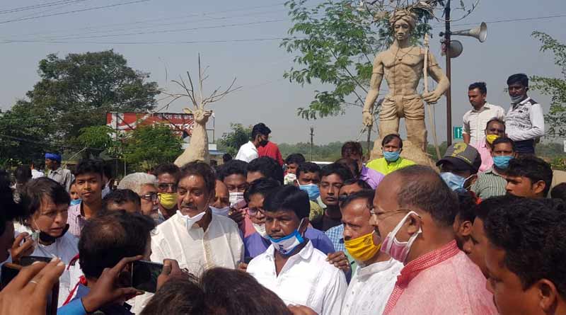 অমিত শাহের মাল্যদানের ২৪ ঘণ্টার মধ্যেই বিরসা মুন্ডার প্রতিকৃতির শুদ্ধিকরণ তৃণমূলের