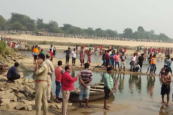 The teenager drowned while bathing in the river Chhatpujo