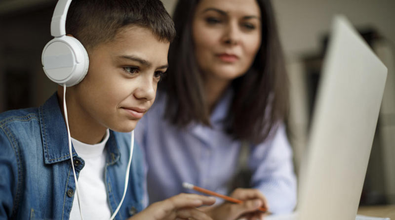 Extensive use of headphones causing ear infections among school children, recent study shows| Sangbad Pratidin