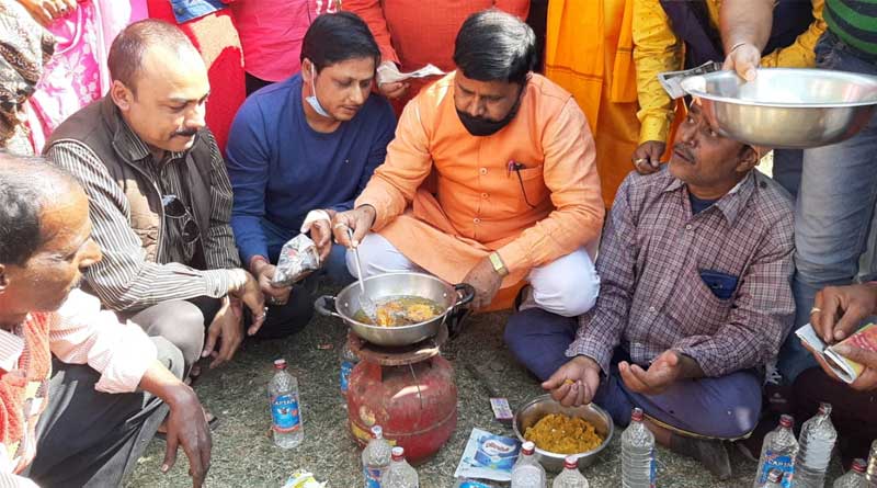 রাজ্যের বেকারত্বের বিরুদ্ধে অভিনব প্রতিবাদ বিজেপি নেতার, রাস্তায় বসেই ভাজলেন চপ!