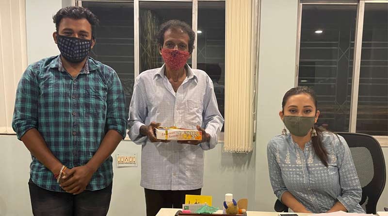 বিজয়ার পর ‘চা কাকু’র সঙ্গে সাক্ষাৎ, কী উপহার দিলেন মিমি?
