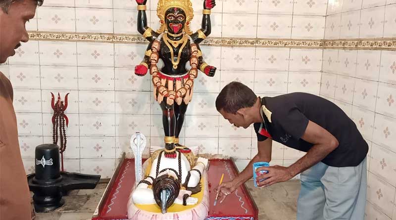 মুছে যাক ধর্মীয় ভেদাভেদ, সম্প্রীতির বার্তা দিতে কালীমন্দিরে আলপনা এঁকে তাক লাগালেন নাসির