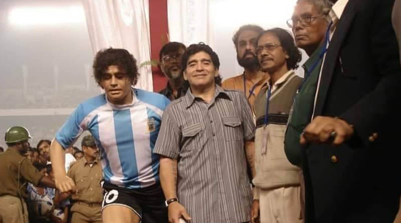‌Maradona hugged his own statue made by Asansol wax artist | Sangbad Pratidin