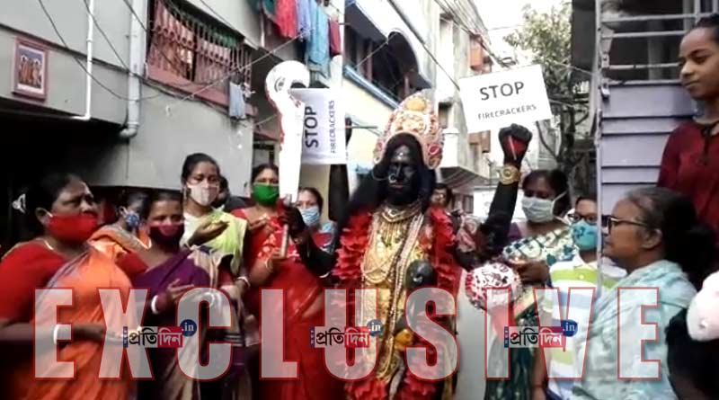 হাতে ‘করোনাসুর’-এর মুণ্ড,মুখে সাবধানবাণী, বাজির বিরুদ্ধে অভিযানে স্বয়ং ‘মা কালী’