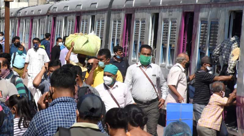 করোনা কালেও বাদুড়ঝোলা হয়ে যাতায়াত! ভিড়ের চাপে ট্রেন থেকে পড়ে জখম বৃদ্ধ