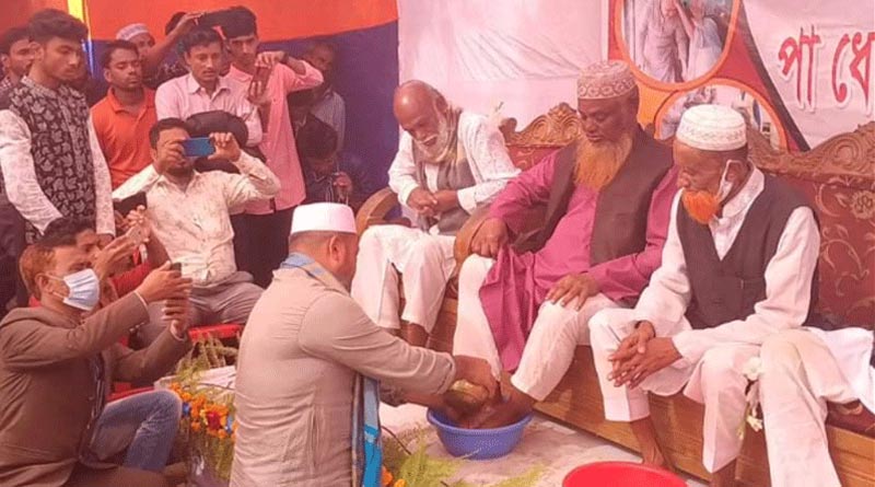 ভোটে হেরে প্রতিশ্রুতি পালন, বাংলাদেশে ভোটারদের পা ধুইয়ে দিলেন পরাজিত প্রার্থী