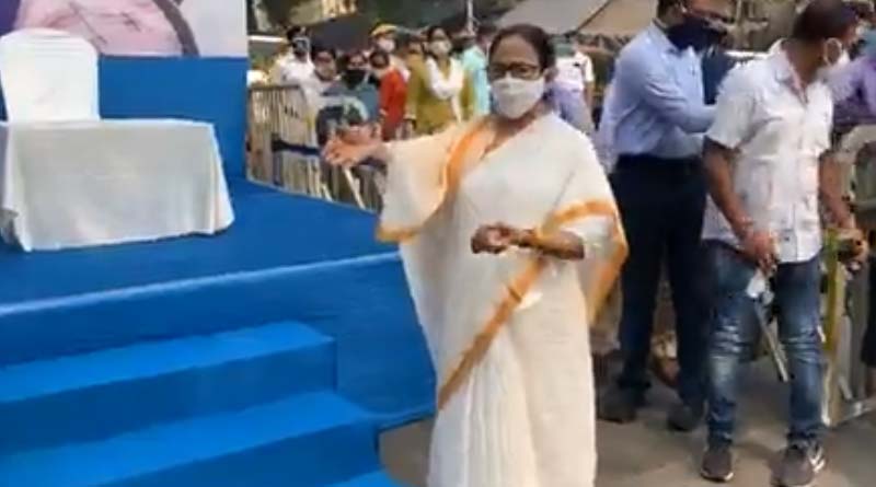 যদুবাবুর বাজারের ‘দুয়ারে সরকার’ কর্মসূচিতে মমতা, বললেন ‘তৃণমূল বাংলার, বিজেপি দিল্লির দল’