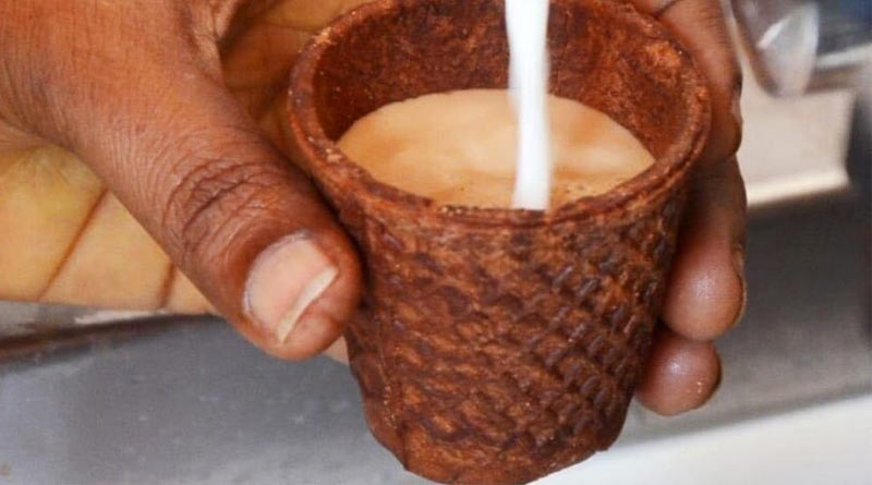 A Madurai tea stall is serving small quantities of tea in edible cups made of chocolate-flavoured biscuit ।Sangbad Pratidin