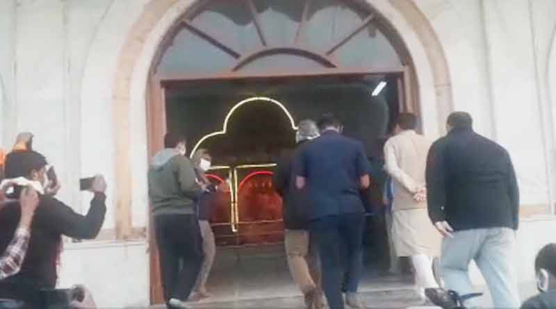 গঙ্গাসাগরে সভার আগে কপিলমুনির আশ্রমে দিলীপ ঘোষ, পুজো দিয়ে যোগ দিলেন চায়ে পে চর্চা’য়