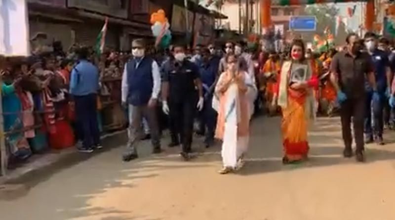 হাতিয়ার বঙ্গ সংস্কৃতি! বোলপুরে অমিত শাহর রোড শোয়ের পালটা পদযাত্রা মমতার