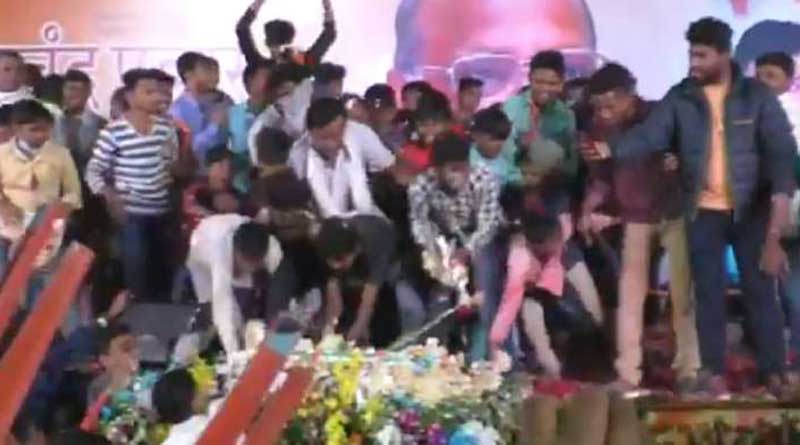Guests go berserk for cake at Sharad Pawar’s 80th birthday party, video goes viral | Sangbad Pratidin