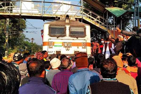 Rail protest in jhargram's Sardiha in demand of stoppage 