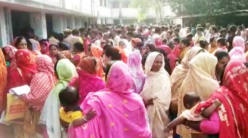 স্বাস্থ্যসাথীর ফর্ম জমা দেওয়ার লাইনে হুড়োহুড়ি, পদপিষ্ট হয়ে হাসপাতালে ভরতি ৩ জন
