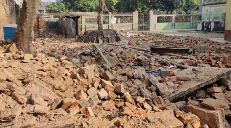 রাতারাতি ভাঙল স্কুল! বহুতল নির্মাণ করে কোটি কোটি টাকা আত্মসাতের চেষ্টা প্রোমোটরের