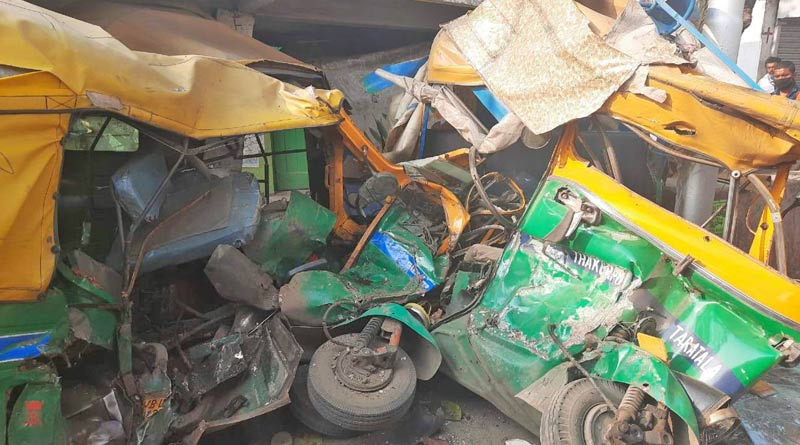 Kolkata: A rackless truck smashed 3 Auto at Thakurpukur, one dead | Sangbad Pratidin