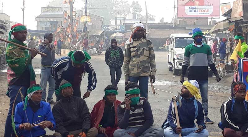 একাধিক দাবিতে রাজ্য সড়ক আটকে বিক্ষোভ আদিবাসী সংগঠনের, ভোগান্তির শিকার স্থানীয়রা