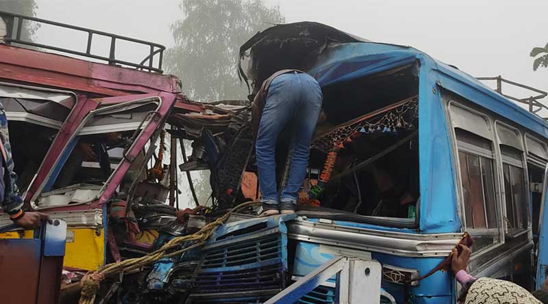 ঘন কুয়াশার জেরে ভয়াবহ দুর্ঘটনা ভাতারে, দুই বাসের মুখোমুখি সংঘর্ষে জখম বহু