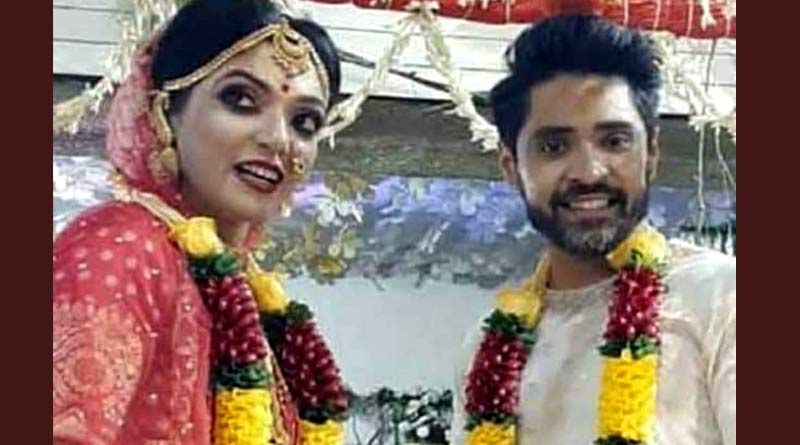 বৈদিক মতে কন্যা সম্প্রদান ছাড়াই সম্পন্ন হল গৌরব-দেবলীনার বিয়ে, দেখুন ছবি