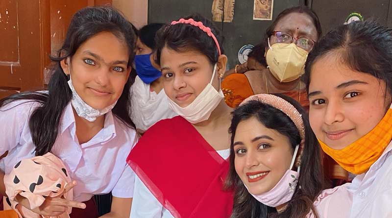 মূক ও বধির পড়ুয়াদের সঙ্গে আগাম বড়দিনে মাতলেন ঋতাভরী, পোস্ট করলেন ছবি-ভিডিও