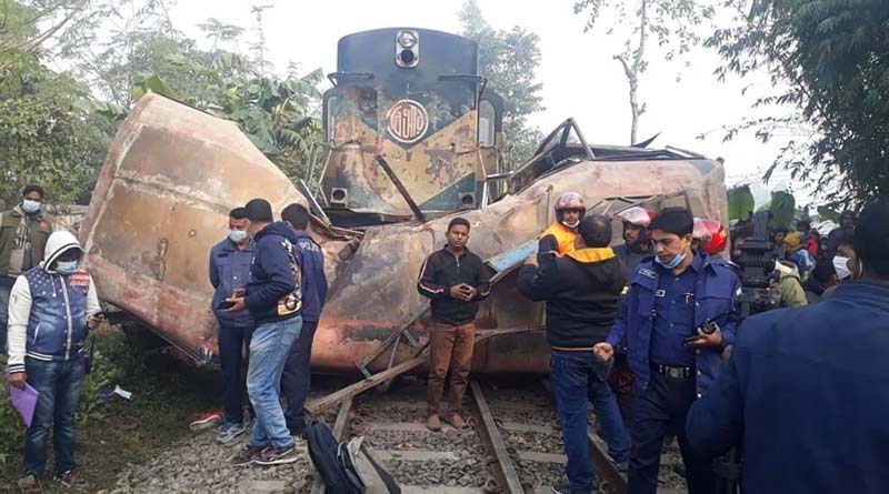 ট্রেনের সঙ্গে বাসের সংঘর্ষ, বাংলাদেশে ভয়াবহ দুর্ঘটনায় নিহত ১১